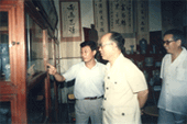 原中纪委副书记候宗宾(左二)参观汝瓷