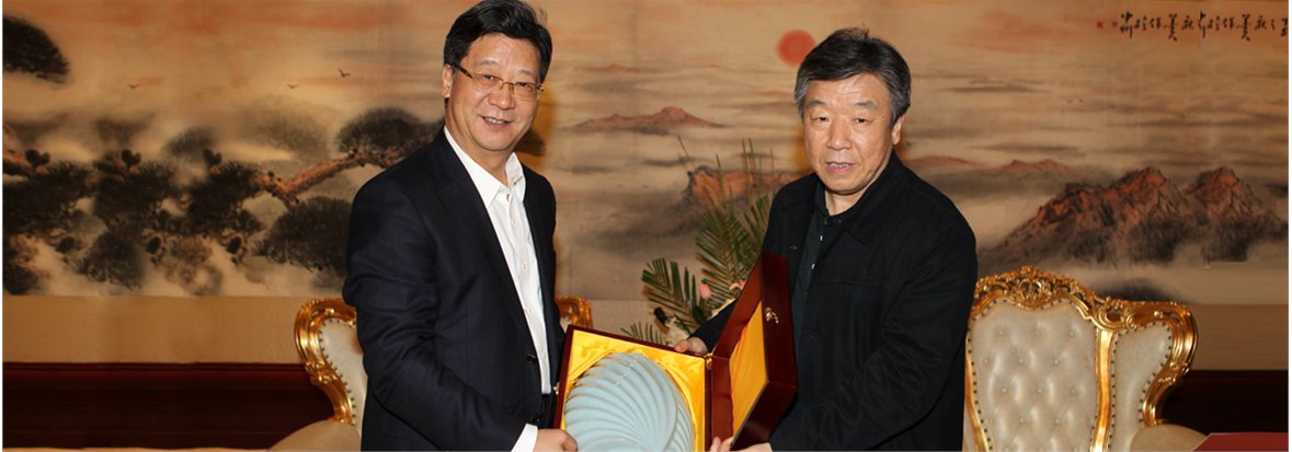 省委书记卢展工会见香港客人赠送汝瓷一帆风顺